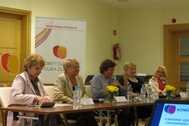 Henryka Bochniarz i członkinie Rady Programowej Kongresu Kobiet, debata w Elblągu, 2 lipca 2013 r.