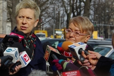 Henryka Bochniarz i Dorota Warakomska po spotkaniu z Nuncjuszem Apostolskim, Warszawa, 4 marca 2014 r.
