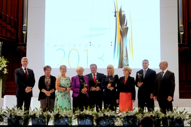 Od lewej: Witold Zieliński, Magdalena Środa, Henryka Bochniarz, Ewa Łętowska, Bronisław Komorowski, Elżbieta Bieńkowska, Danuta Hubner, Władysław Frasyniuk, Henryk Orfinger; Gala Lewiatana , 15 maja 2013 r.