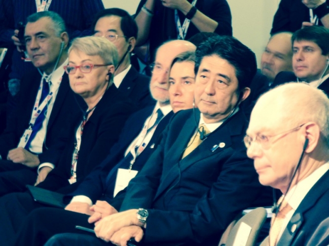 na zdjęciu m.in. Henryka Bochniarz, Federica Mogherini, Shinzo Abe, Herman van Rompuy