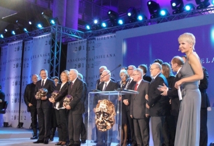 Wspólne zdjęcie kapituły i laureatów Nagród Kisiela 2012