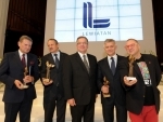 Tegoroczni nagrodzeni z laureatem Nagrody Specjalnej 2013, prezydentem Bronisławem Komorowskim