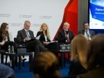 Zbigniew Bochniarz i paneliści debaty o systemach edukacji