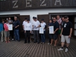 Zwycięskie załogi wyścigu jachtów kabinowych: ekipa Bell (pośrodku), KPMG Advisory oraz Gessel, Koziorowski