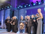 Wspólne zdjęcie kapituły i laureatów Nagród Kisiela 2012